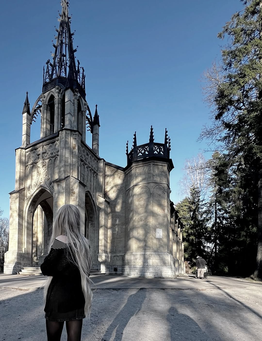 Ангелия у готической часовни
